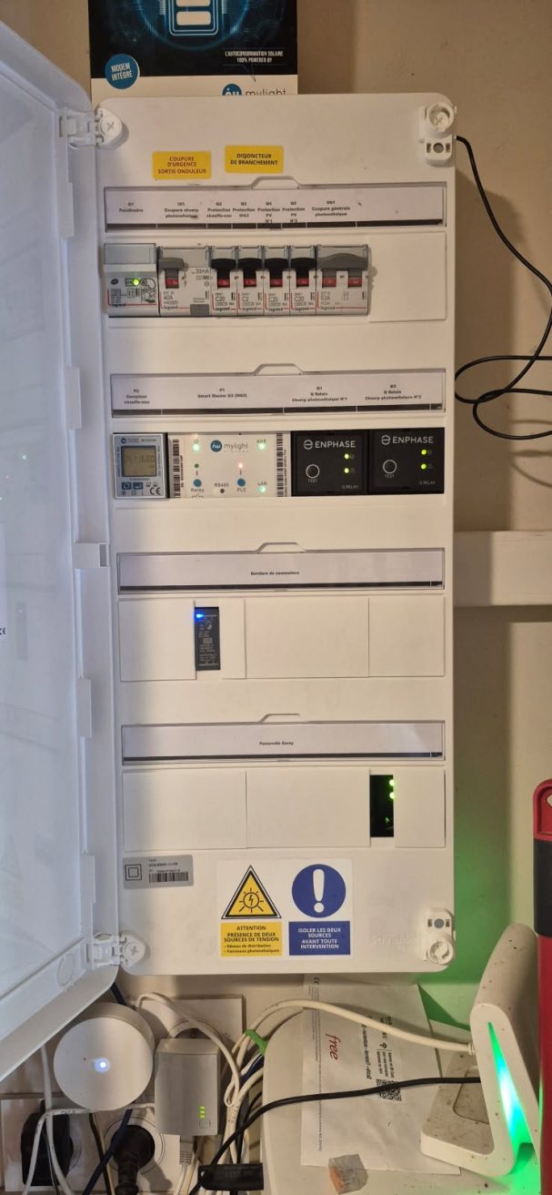 Tableau électrique avec plusieurs interrupteurs et indicateurs lumineux.