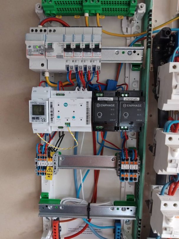 Dispositif électrique avec plusieurs disjoncteurs et câblage organisé.